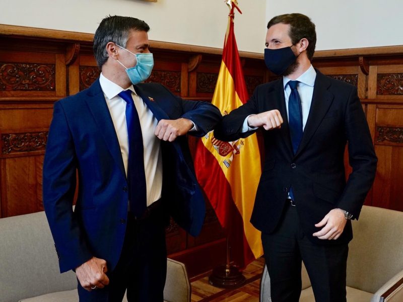 Pablo Casado anima a Leopoldo López a defender la libertad de Venezuela