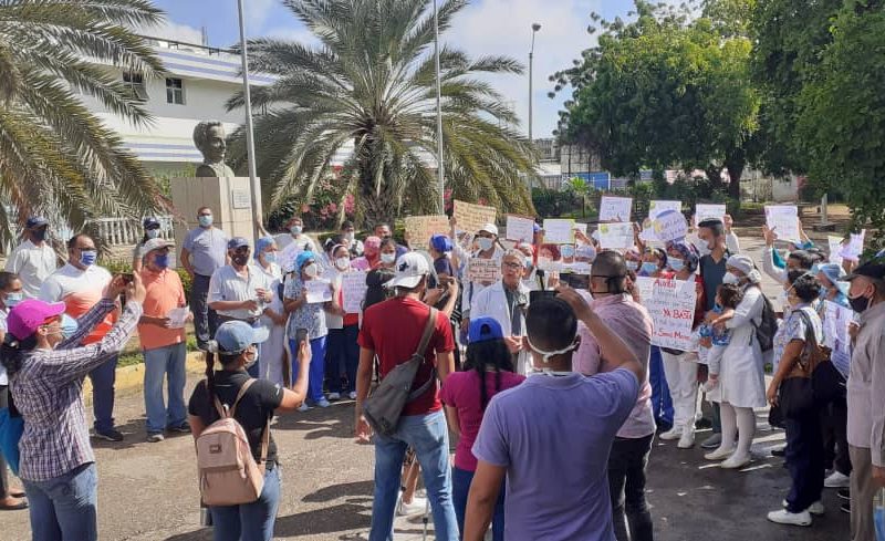 Trabajadores de la salud del hospital Dr Luis Ortega de Porlamar