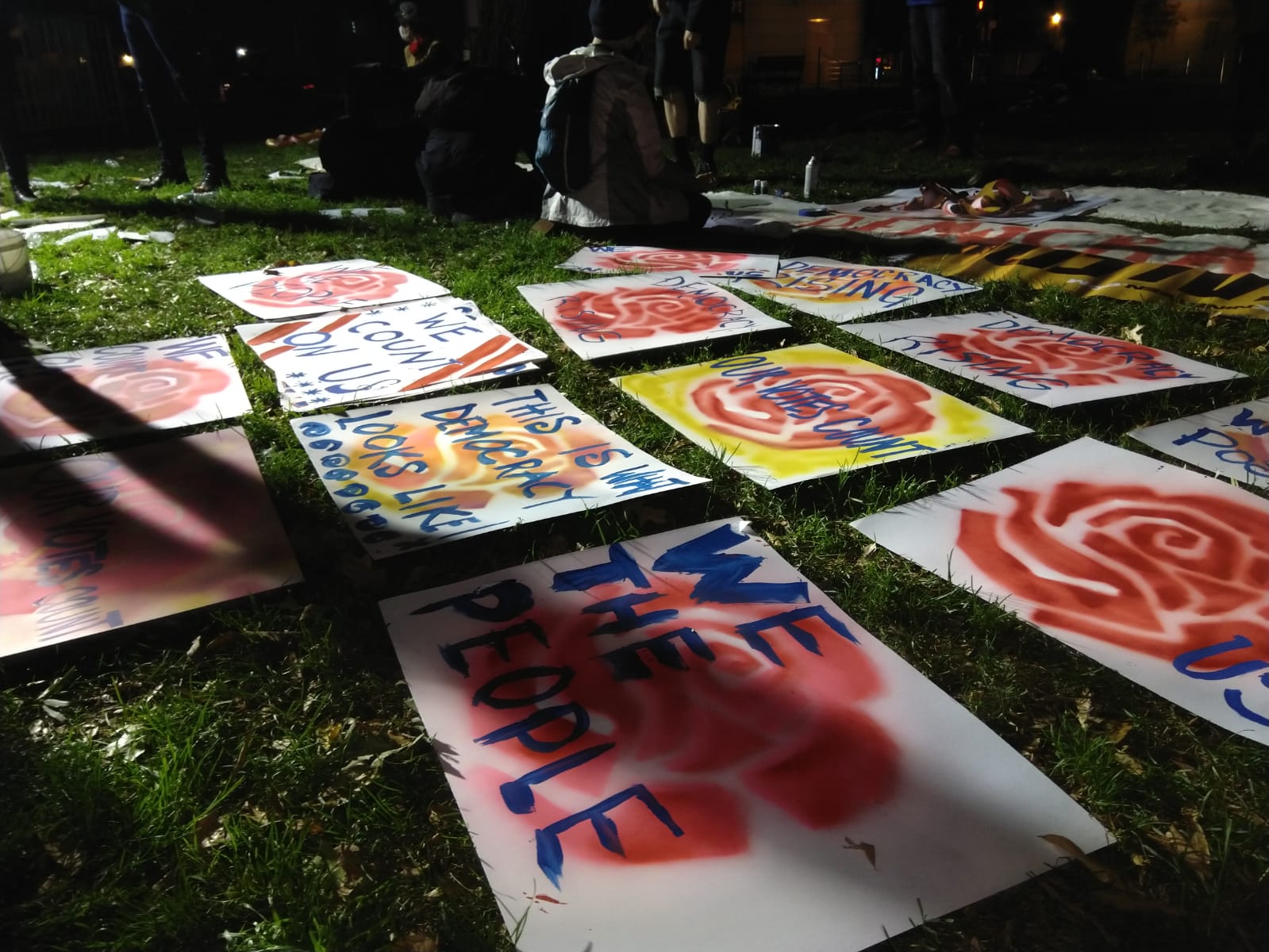 El 3 de noviembre en la noche hicieron pancartas para protestar en la plaza Mc Pherson, a unos metros de la Casa Blanca