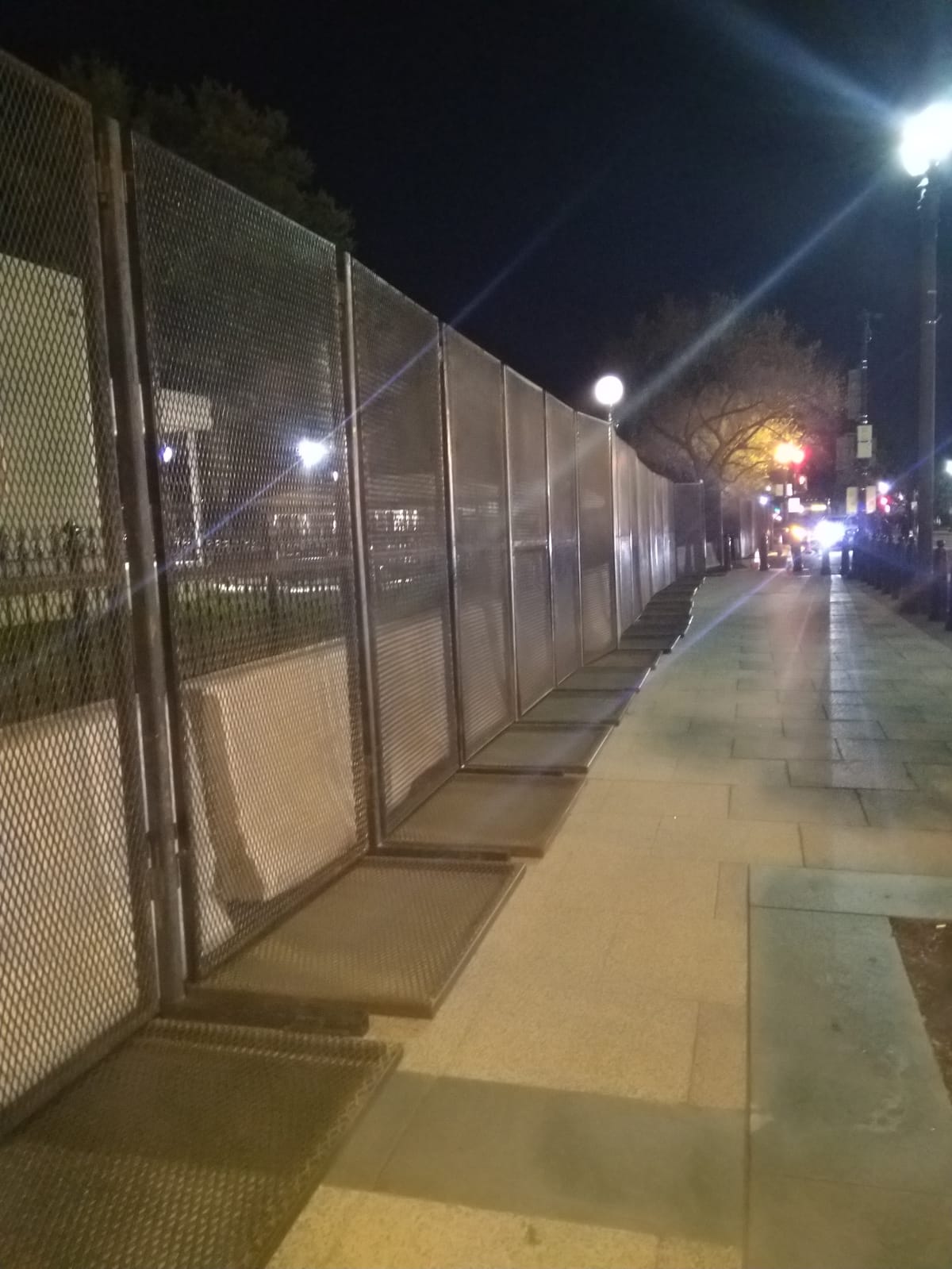 El 2 de noviembre de 2020 instalaron cercas en la calle 17, en el perimetro de la Casa Blanca