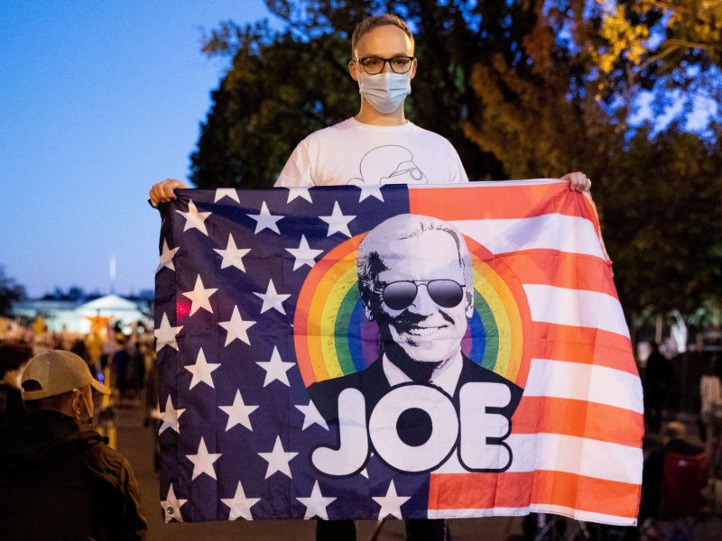 Biden roza la victoria tras la cuarta noche de agónico escrutinio