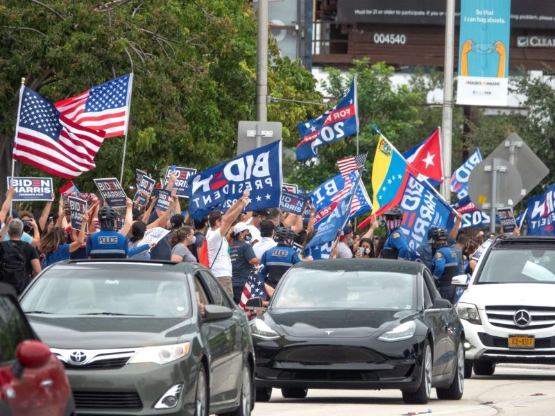 Latinos celebran en la Torre de la Libertad y calle Ocho de Miami la victoria de Biden