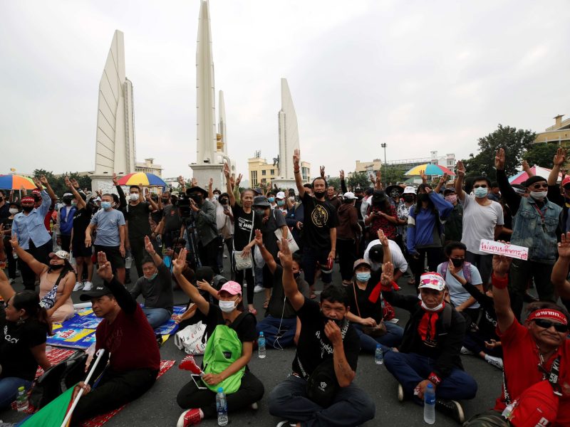 Estudiantes de Tailandia vuelven a manifestar con más peticiones al rey
