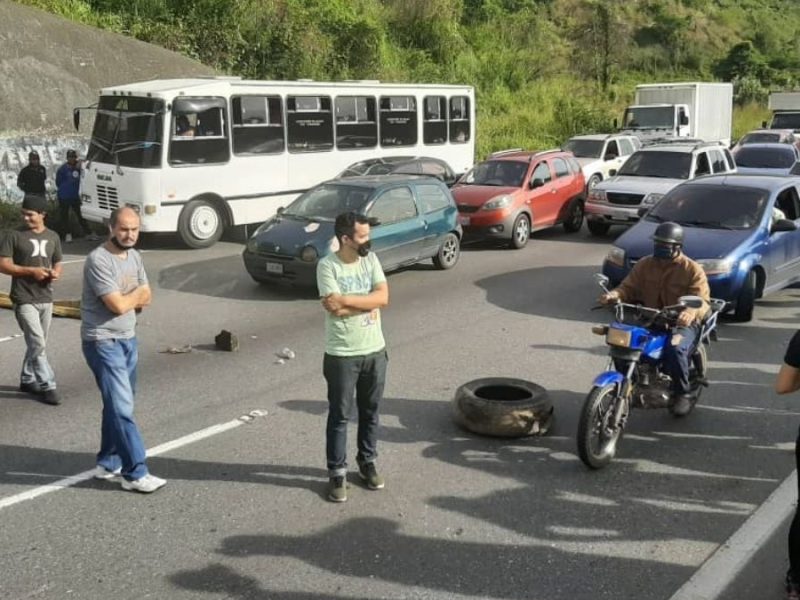 Conductores trancaron la autopista Gran Mariscal de Ayacucho por falta de gasolina este #11Nov