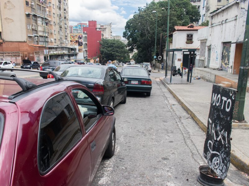 "Colas para surtir gasolina son permanentes", dicen usuarios del #CocuyoWhatsApp
