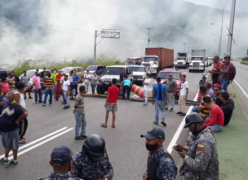 Por segundo día protestan en la autopista Petare-Guarenas por falta de combustible #12Nov