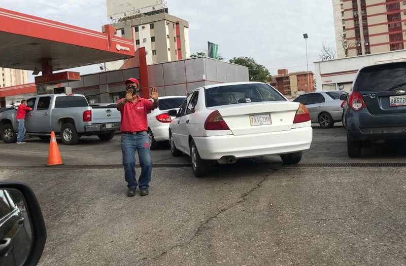 Muere una mujer por enfrentamiento entre dos policías en estación de gasolina en Maracaibo