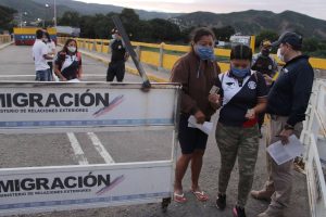 Colombia lanza un plan para agilizar la entrega de documentos a venezolanos