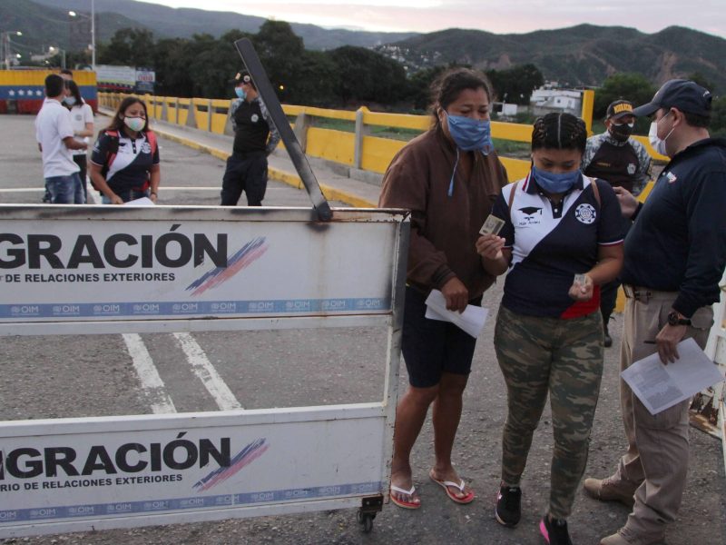 Colombia lanza un plan para agilizar la entrega de documentos a venezolanos