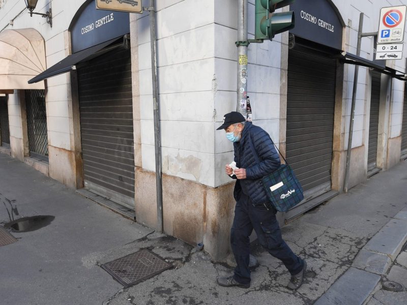 Casos globales de COVID-19 crecieron más en último mes que en primeros 180 días de pandemia