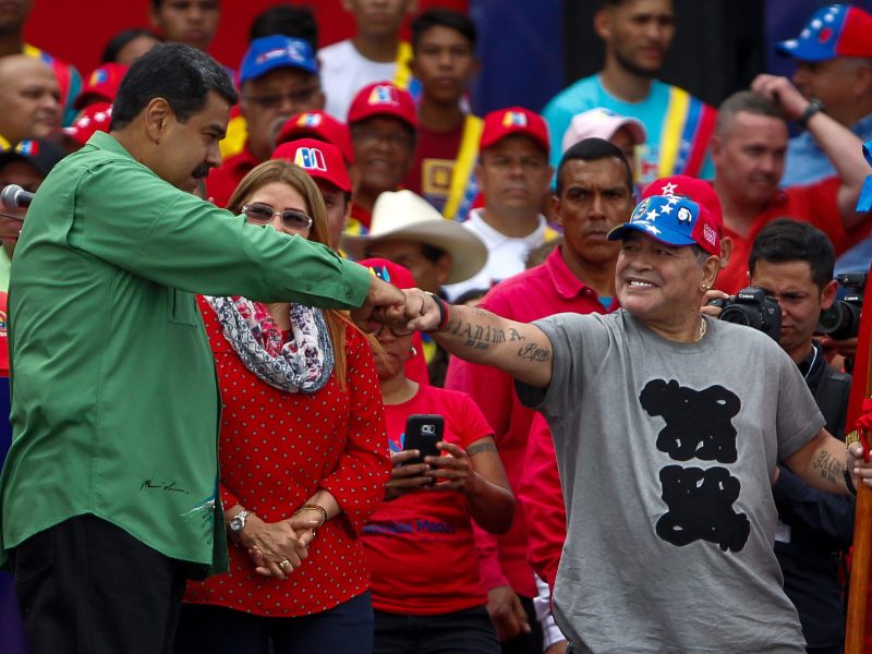 Maradona, "un soldado" de Nicolás Maduro
