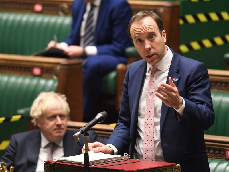 Plan de Boris Johnson para luchar contra el COVID-19 se tambalea