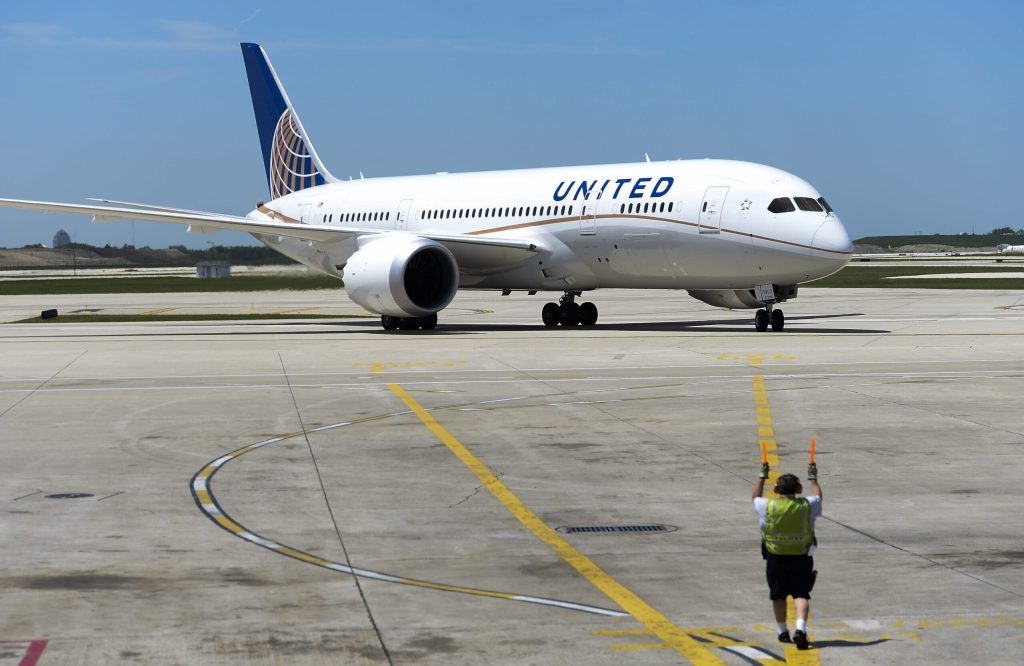 United Airlines empieza a transportar vacunas de Pfizer contra la covid-19