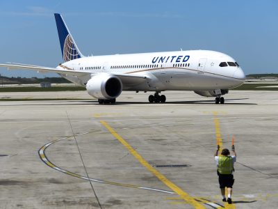 United Airlines empieza a transportar vacunas de Pfizer contra la covid-19