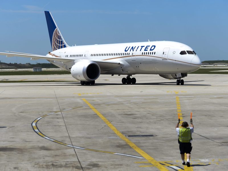 United Airlines empieza a transportar vacunas de Pfizer contra la covid-19