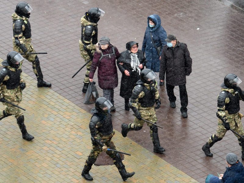 Más de 300 detenidos en una nueva protesta de bielorrusos contra Lukashenko