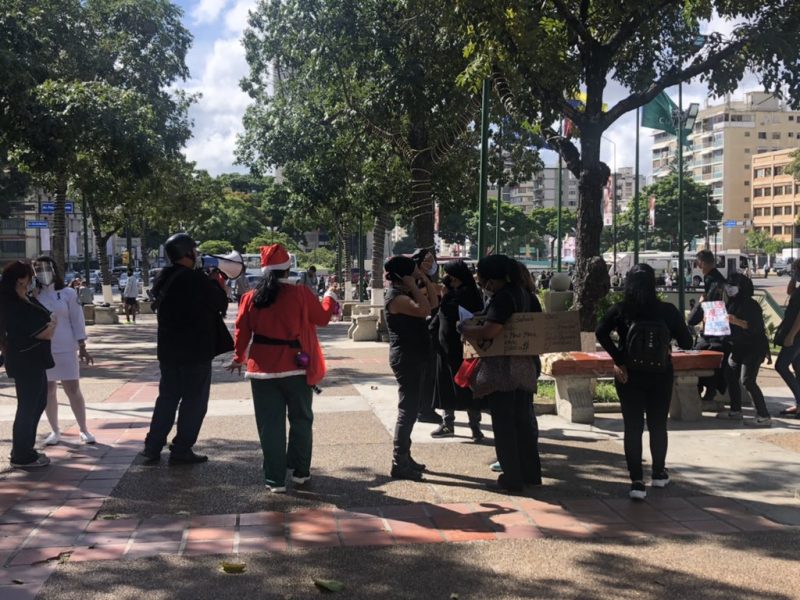 Gremios de Caracas protestan de manera simbólica por el "entierro del salario en Venezuela" este #1Dic