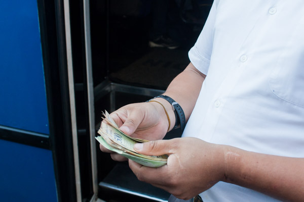 Un trabajador que percibe salario mínimo solo puede cubrir tres días de pasaje en la ruta Catia la Mar - Caracas