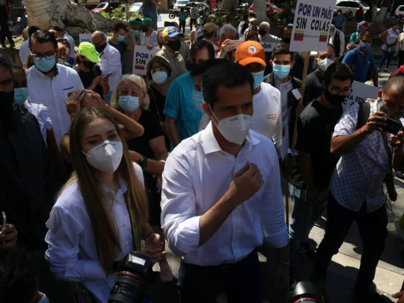 Guaidó denuncia agresiones de grupos colectivos durante la consulta popular
