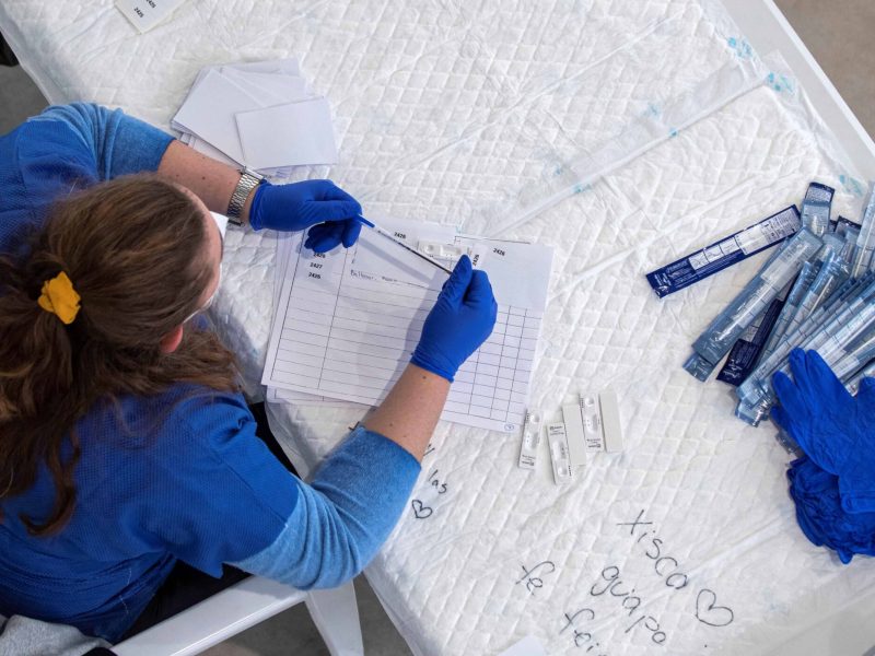 Casos globales de COVID-19 llegan a 75 millones, con cifras récord en muchos países