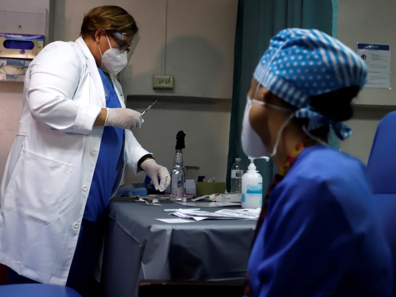 EEUU empieza a administrar la vacuna de Moderna