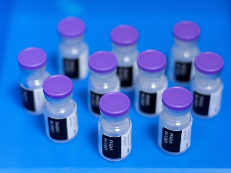 Pfizer inicia ensayo clínico de fármaco oral contra el COVID-19