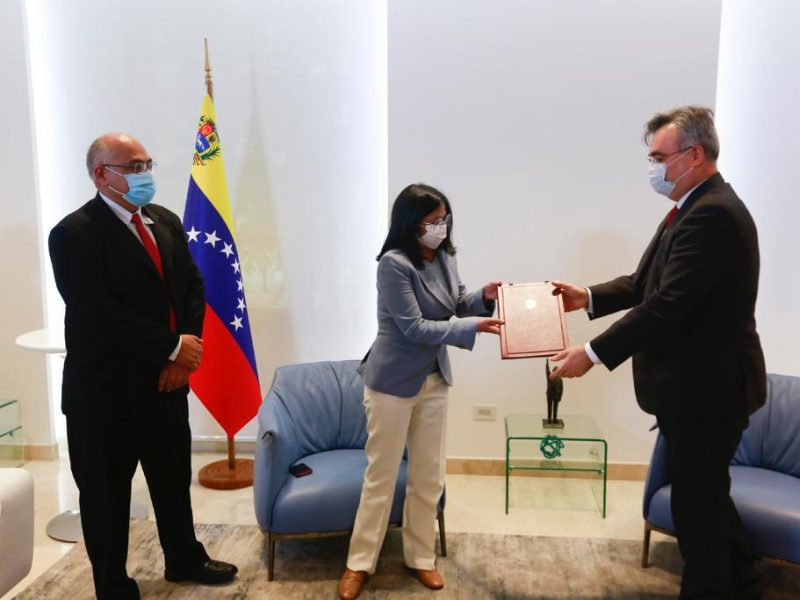 Venezuela firma contrato para vacunar a 10 millones de personas con la Sputnik V