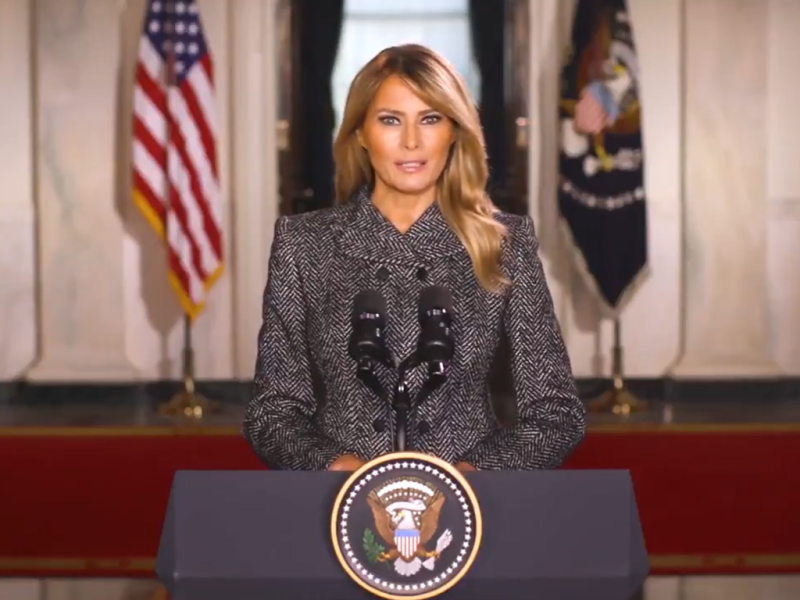 Melania Trump insta en su mensaje de despedida a escoger "el odio sobre el amor" Foto @Flotus