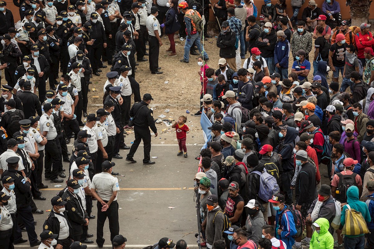 Guatemala reprime y disuelve caravana migrante hondureña - EFE