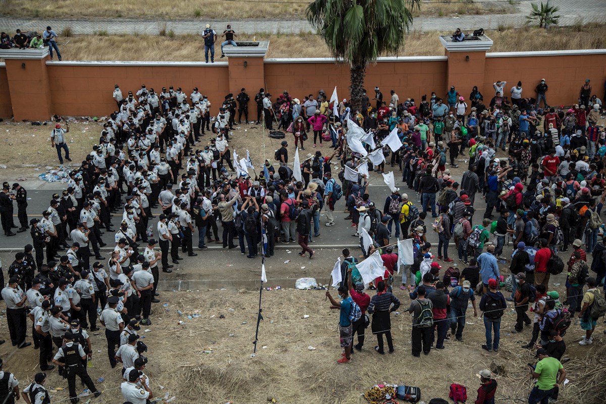 Guatemala reprime y disuelve caravana migrante hondureña - EFE