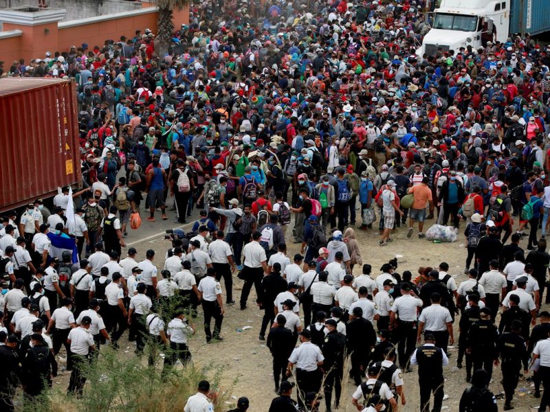 Guatemala reprime y disuelve caravana migrante hondureña - EFE