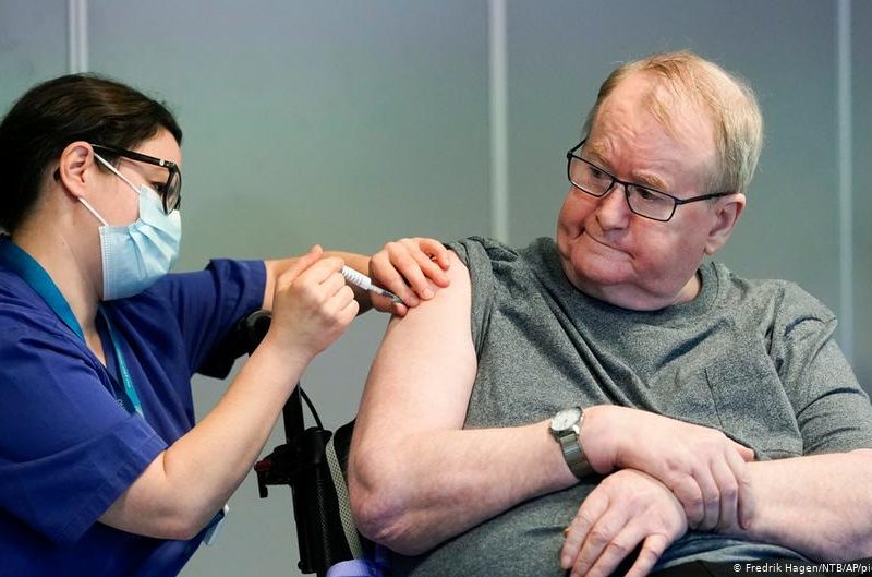 Agencia Europea de Medicamentos dice que vacuna de BioNTech/Pfizer no presenta efectos secundarios nuevos