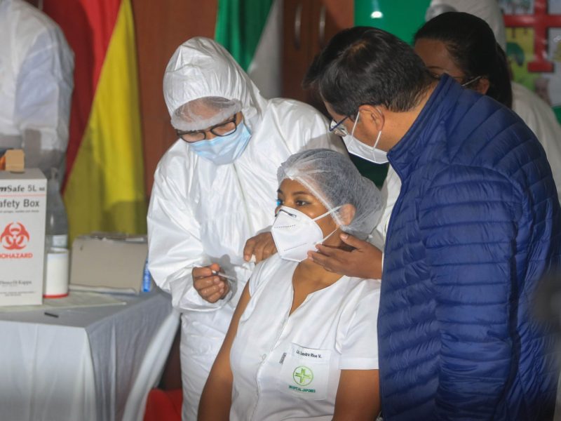 Una enfermera, la primera en recibir la vacuna contra COVID-19 en Bolivia