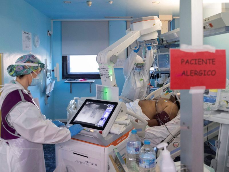 Sanidad española agotada a un año del arribo de la pandemia