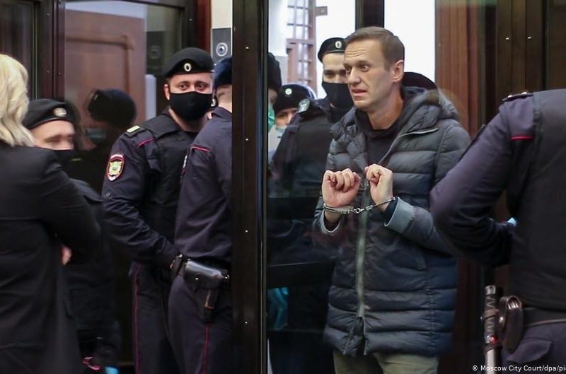 Navalny es condenado a tres años y medio de cárcel