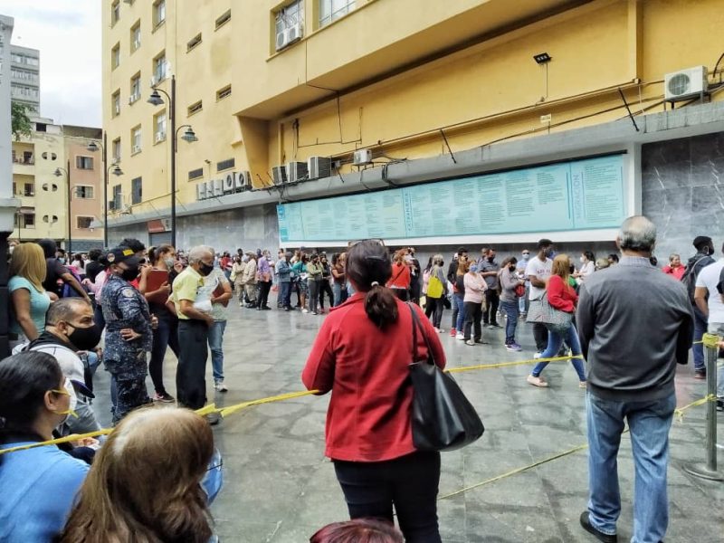 Ir al Saime: madrugar, hacer largas colas y muchas horas de espera