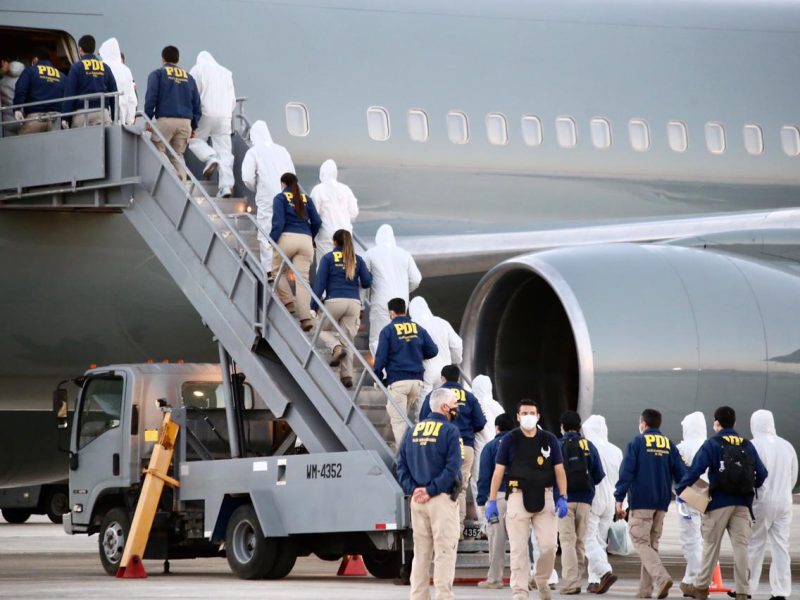 Human Rights Watch insta a Chile a poner fin a la deportación de venezolanos