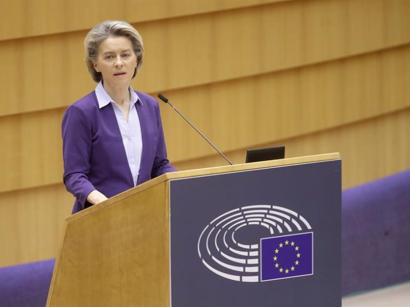 Von der Leyen asume "errores" y demasiado "optimismo" en las vacunas de la UE