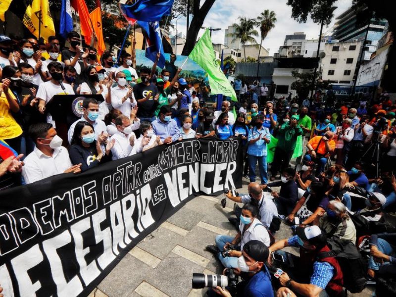 Guaidó: Aquí están los estudiantes y diputados en las calles