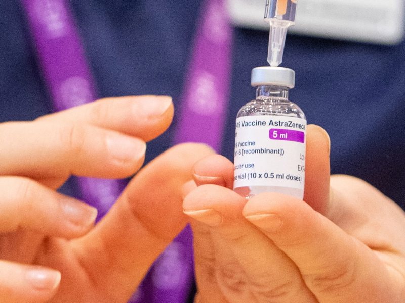 OMS aprueba el uso de emergencia de la vacuna anticovid de AstraZeneca