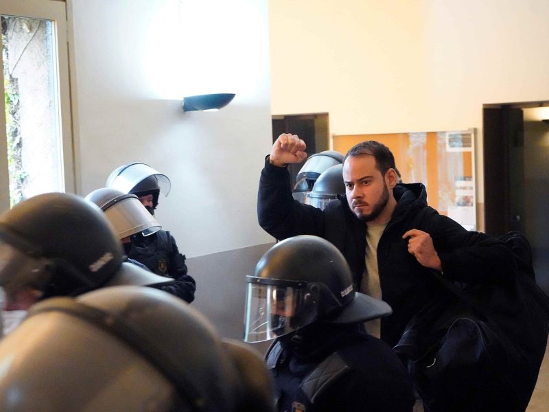 Detienen al rapero español Pablo Hasel, acusado de injurias a la Corona