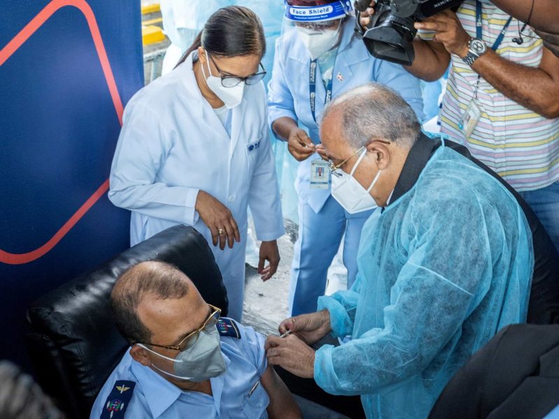 Dominicana empieza la vacunación por el subdirector de un hospital militar