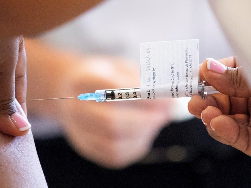 Johnson & Johnson pide a la OMS autorización de emergencia para su vacuna contra COVID-19