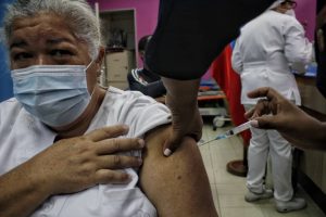 Academia de Medicina pide incluir a la sociedad civil en plan de vacunación anticovid