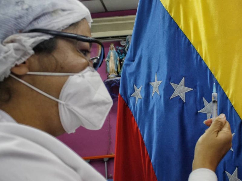 Academia de Medicina pide incluir a la sociedad civil en plan de vacunación anticovid