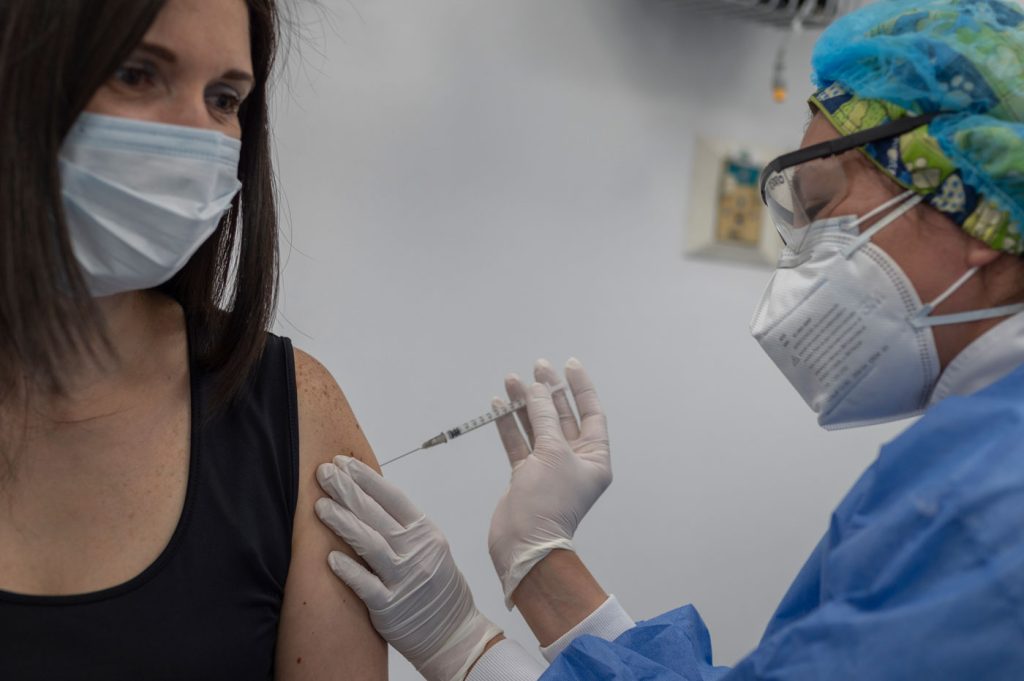 ¿Quiénes deben vacunarse primero contra COVID-19?: conozca qué dice la OMS
