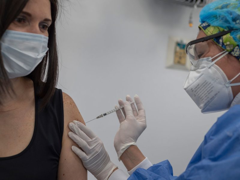 ¿Quiénes deben vacunarse primero contra COVID-19?: conozca qué dice la OMS