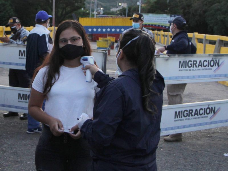Colombia extiende hasta junio cierre de sus pasos fronterizos - Colombia incluye a embarazadas y mayores de 12 años en plan de vacunación