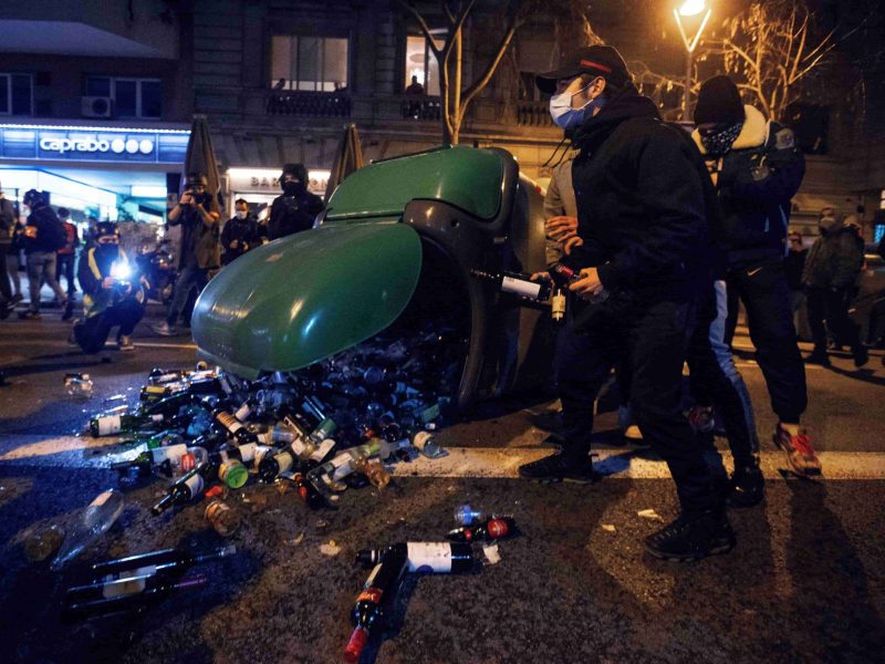 Tres detenidos por ataques a comisaría, bancos y un hotel en protestas de apoyo a Hasel