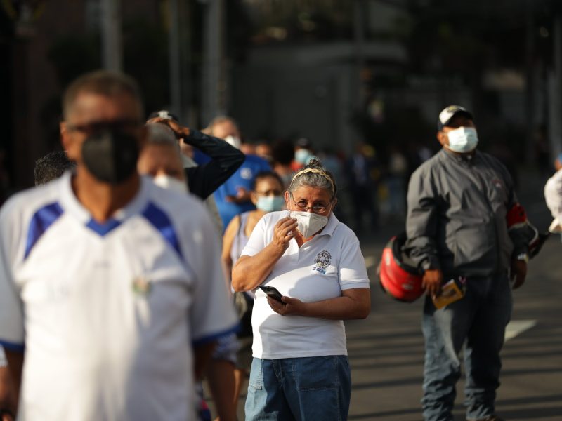 Con retrasos inician comicios legislativos en El Salvador
